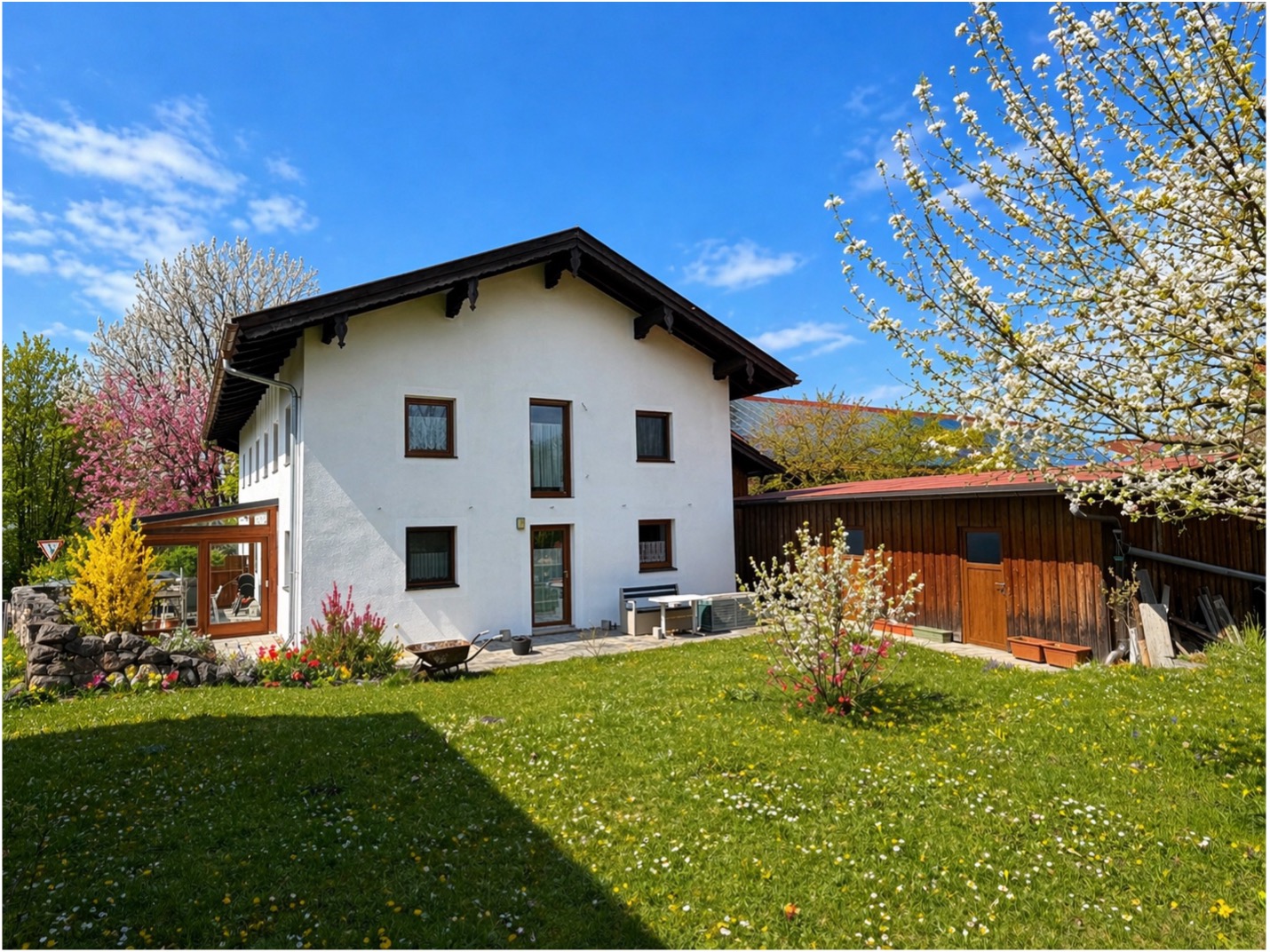 Vielseitiges Zweifamilienhaus mit großem Potenzial