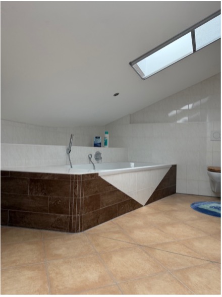 Badezimmer mit Wanne